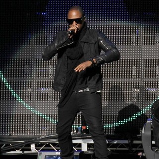 Taio Cruz in 102.7 KIIS FM's Jingle Ball 2011 - Show - taio-cruz-102-7-kiis-fm-s-jingle-ball-2011-show-06