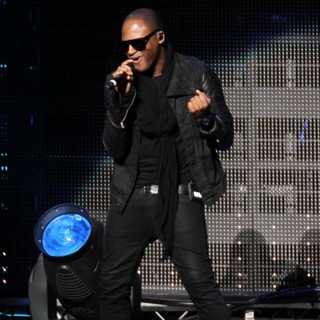 Taio Cruz in 102.7 KIIS FM's Jingle Ball 2011 - Show - taio-cruz-102-7-kiis-fm-s-jingle-ball-2011-show-08