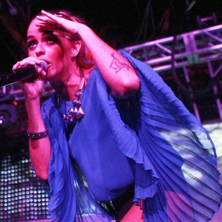 Taryn Manning in Labor Day Weekend Celebration