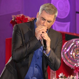 Taylor Hicks in Hollywood and Highland Tree Lighting Concert 2010