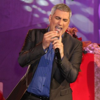 Taylor Hicks in Hollywood and Highland Tree Lighting Concert 2010