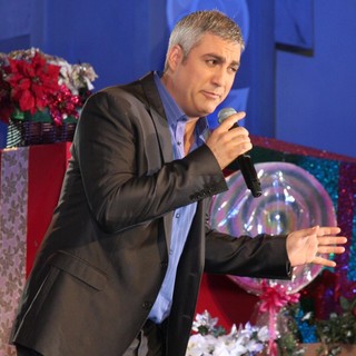 Taylor Hicks in Hollywood and Highland Tree Lighting Concert 2010