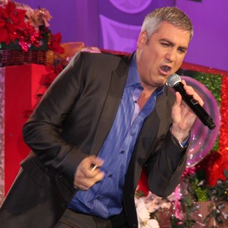 Taylor Hicks in Hollywood and Highland Tree Lighting Concert 2010