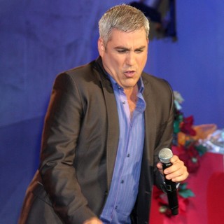 Taylor Hicks in Hollywood and Highland Tree Lighting Concert 2010