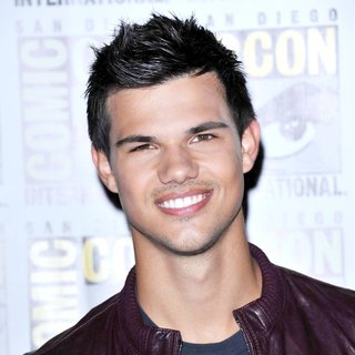 Taylor Lautner in Comic Con 2011 - Day 1 - Twilight Breaking Dawn Part I Press Conference - Arrivals