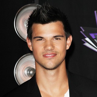 Taylor Lautner in 2011 MTV Video Music Awards - Arrivals