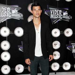 Taylor Lautner in 2011 MTV Video Music Awards - Arrivals