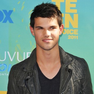 Taylor Lautner in 2011 Teen Choice Awards - taylor-lautner-2011-teen-choice-awards-03