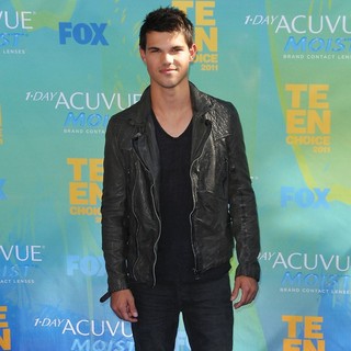 Taylor Lautner in 2011 Teen Choice Awards - taylor-lautner-2011-teen-choice-awards-04