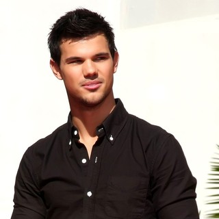 Taylor Lautner in Stars of The Twilight Saga Films Are Honoured with A Hand and Footprint Ceremony - taylor-lautner-hand-and-footprint-ceremony-01