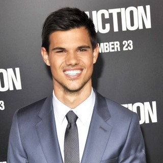 Taylor Lautner in The Premiere of Abduction - Arrivals