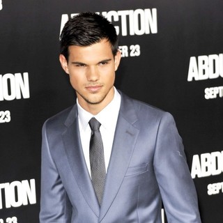 Taylor Lautner in The Premiere of Abduction - Arrivals