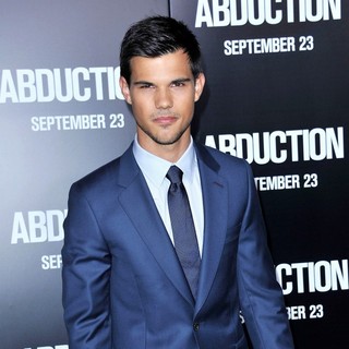 Taylor Lautner in The Premiere of Abduction - Arrivals