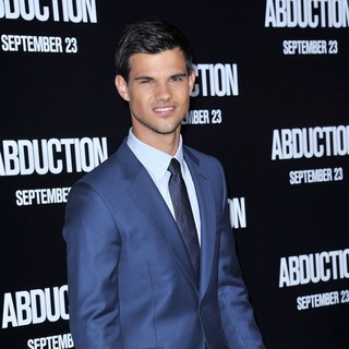 Taylor Lautner in The Premiere of Abduction - Arrivals