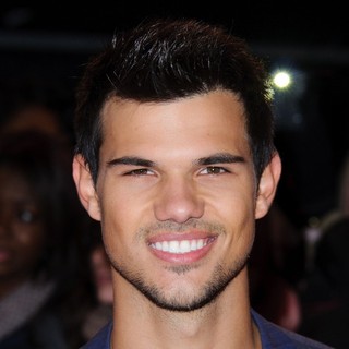 Taylor Lautner in The Premiere of The Twilight Saga's Breaking Dawn Part II - Arrivals