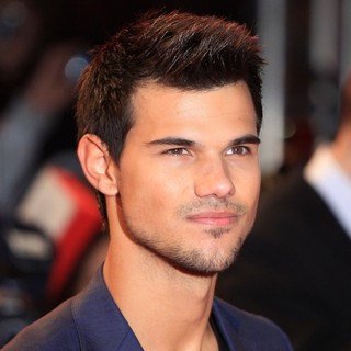 Taylor Lautner in The Premiere of The Twilight Saga's Breaking Dawn Part II - Arrivals