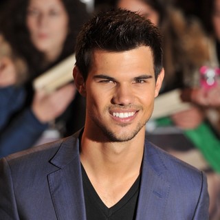 Taylor Lautner in The Premiere of The Twilight Saga's Breaking Dawn Part II - Arrivals