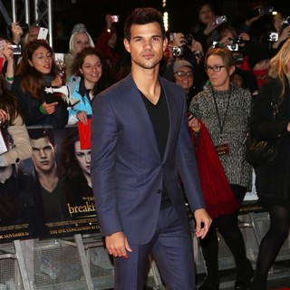 Taylor Lautner in The Premiere of The Twilight Saga's Breaking Dawn Part II - Arrivals