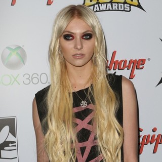 Taylor Momsen, The Pretty Reckless in 2012 Revolver Golden Gods Awards Show