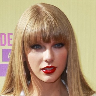 Taylor Swift in 2012 MTV Video Music Awards - Arrivals
