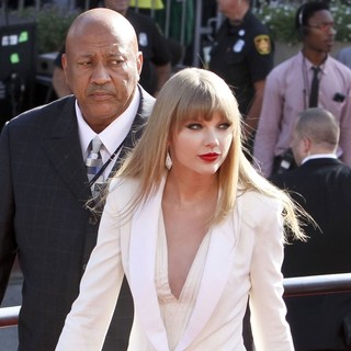 Taylor Swift in 2012 MTV Video Music Awards - Arrivals