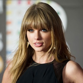 Taylor Swift in The 2013 Brit Awards - Arrivals - taylor-swift-2013-brit-awards-10