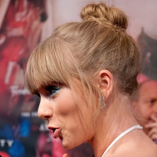 Taylor Swift in The Fragrance Foundation's 2013 FiFi Awards - taylor-swift-2013-fifi-awards-07