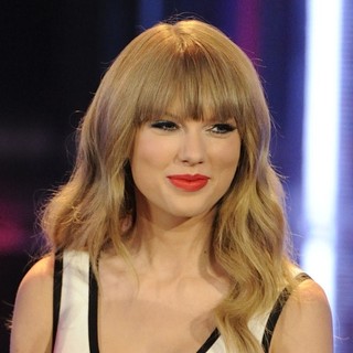 Taylor Swift in 2013 MuchMusic Video Awards - Show - taylor-swift-2013-muchmusic-video-awards-show-02