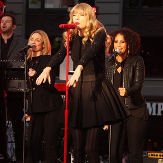 Taylor Swift in Taylor Swift Performs on ABC's Good Morning America