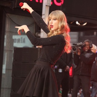 Taylor Swift in Taylor Swift Performs on ABC's Good Morning America