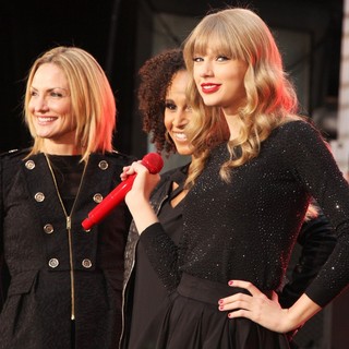 Taylor Swift in Taylor Swift Performs on ABC's Good Morning America