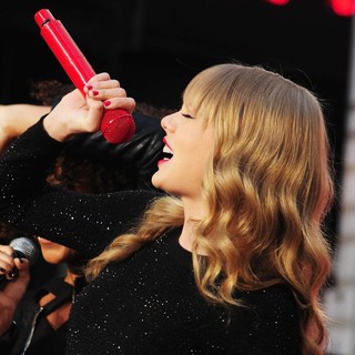 Taylor Swift in Taylor Swift Performs on ABC's Good Morning America