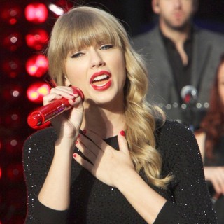 Taylor Swift in Taylor Swift Performs on ABC's Good Morning America