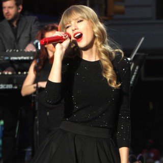 Taylor Swift in Taylor Swift Performs on ABC's Good Morning America
