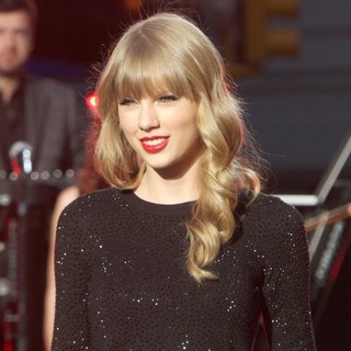 Taylor Swift in Taylor Swift Performs on ABC's Good Morning America