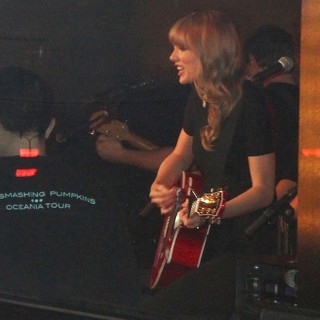 Taylor Swift Performs on A Boat - taylor-swift-performs-on-a-boat-01