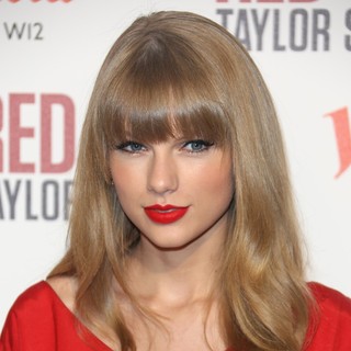 Taylor Swift in Taylor Swift Switches on The Christmas Lights
