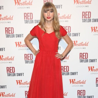 Taylor Swift in Taylor Swift Switches on The Christmas Lights