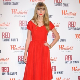 Taylor Swift in Taylor Swift Switches on The Christmas Lights