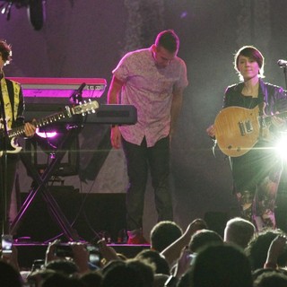 Tegan and Sara in Tegan and Sara Performing I Was a Fool at The Jimmy Kimmel Show