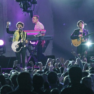 Tegan and Sara in Tegan and Sara Performing I Was a Fool at The Jimmy Kimmel Show