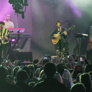 Tegan and Sara Performing I Was a Fool at The Jimmy Kimmel Show - tegan-and-sara-performing-at-the-jimmy-kimmel-show-03