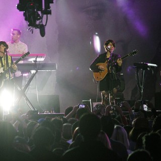 Tegan and Sara in Tegan and Sara Performing I Was a Fool at The Jimmy Kimmel Show