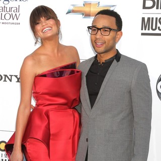 Chrissy Teigen, John Legend in 2012 Billboard Music Awards - Arrivals