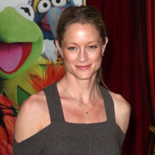 Teri Polo in The Premiere of Walt Disney Pictures' The Muppets - Arrivals - teri-polo-premiere-the-muppets-02