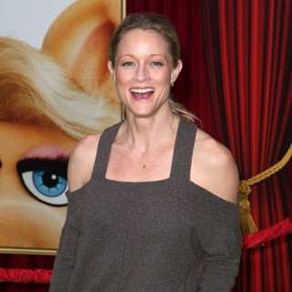 Teri Polo in The Premiere of Walt Disney Pictures' The Muppets - Arrivals - teri-polo-premiere-the-muppets-03