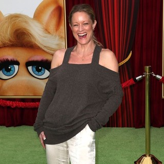 Teri Polo in The Premiere of Walt Disney Pictures' The Muppets - Arrivals - teri-polo-premiere-the-muppets-04