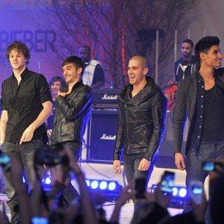 The Wanted in Justin Bieber Performs as He Switches The Christmas Lights On