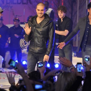 The Wanted in Justin Bieber Performs as He Switches The Christmas Lights On