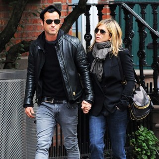 Justin Theroux, Jennifer Aniston in Jennifer Aniston and Justin Theroux Walk Hand-in-Hand in Manhattan